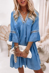 Bedrucktes Boho-Kleid mit V-Ausschnitt und Spitzeneinsätzen